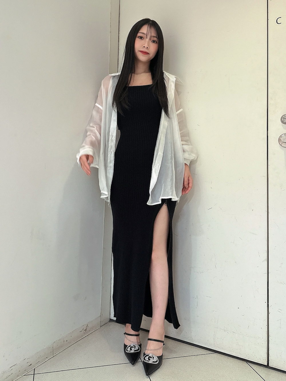 ホワイト系のシャツ/ブラウス、ブラック系のワンピース、ブラック系のパンプスを着用したレディースの春コーディネートの1枚目の写真