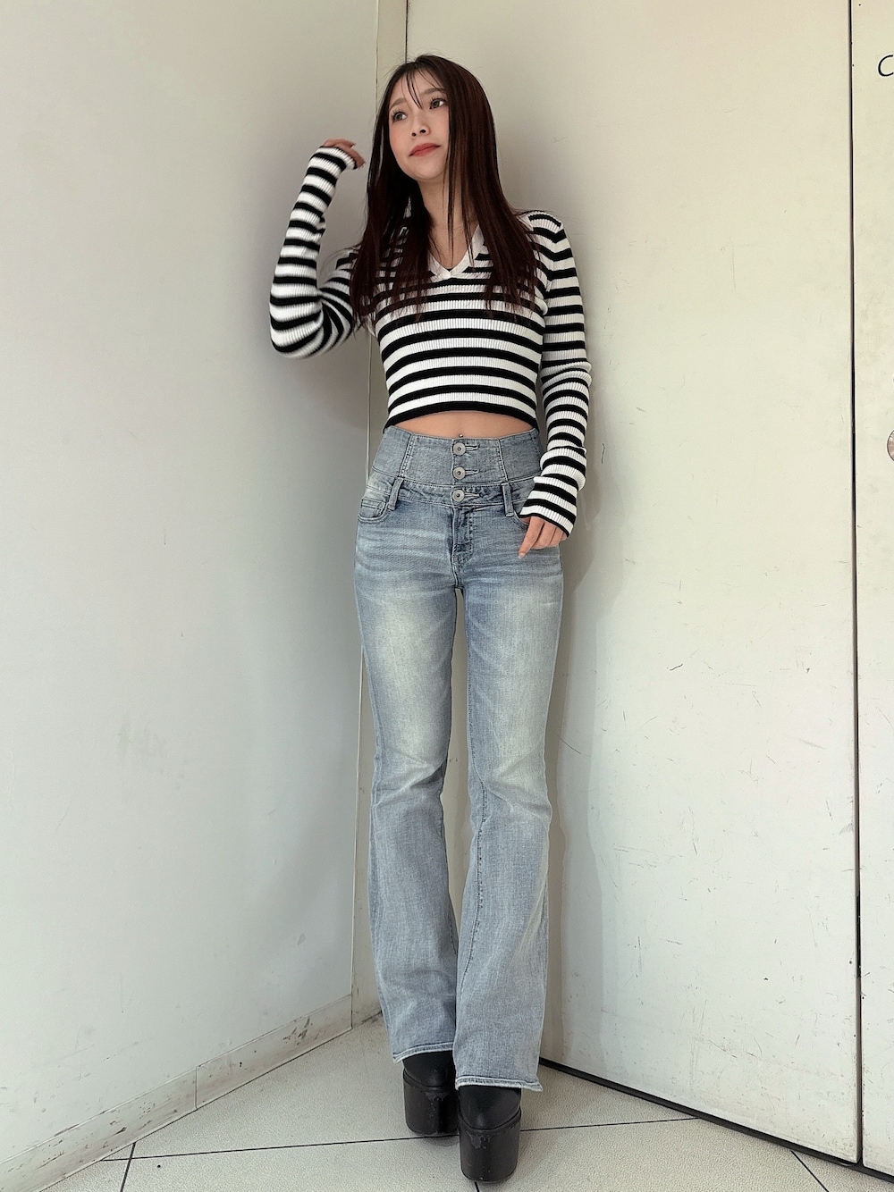 ブルー系のデニムパンツ、ブラック系のブーツ、その他のニット/セーターを着用したレディースの冬コーディネートの1枚目の写真