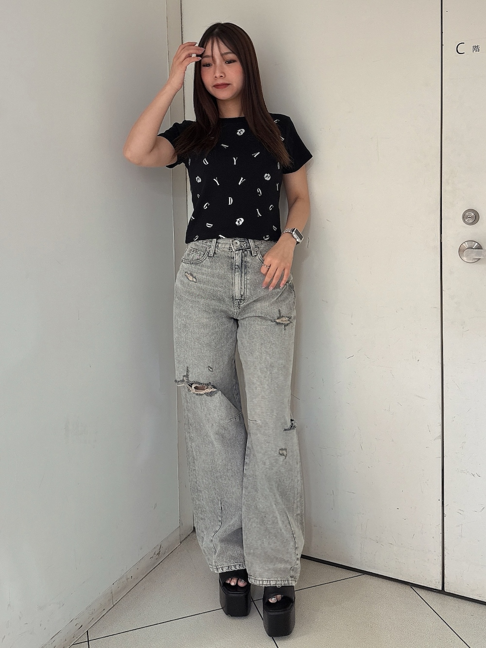 ブラック系のTシャツ/カットソー、ブルー系のデニムパンツ、ブラック系のサンダルを着用したレディースの夏コーディネートの1枚目の写真