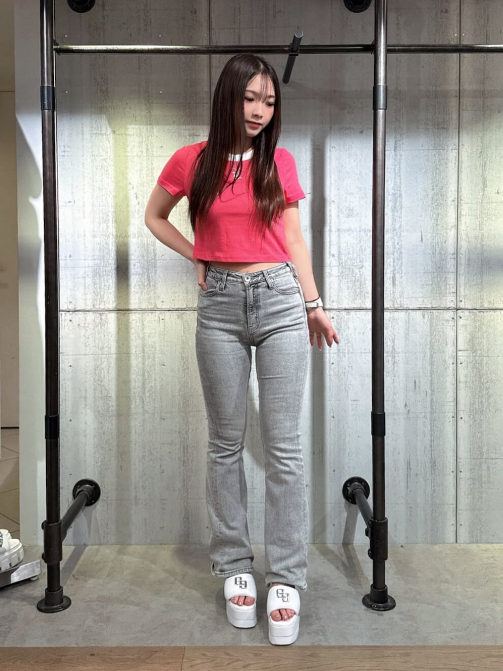 グレー系のデニムパンツ、ホワイト系のサンダル、ピンク系のTシャツ/カットソーを着用したレディースの夏コーディネートの1枚目の写真