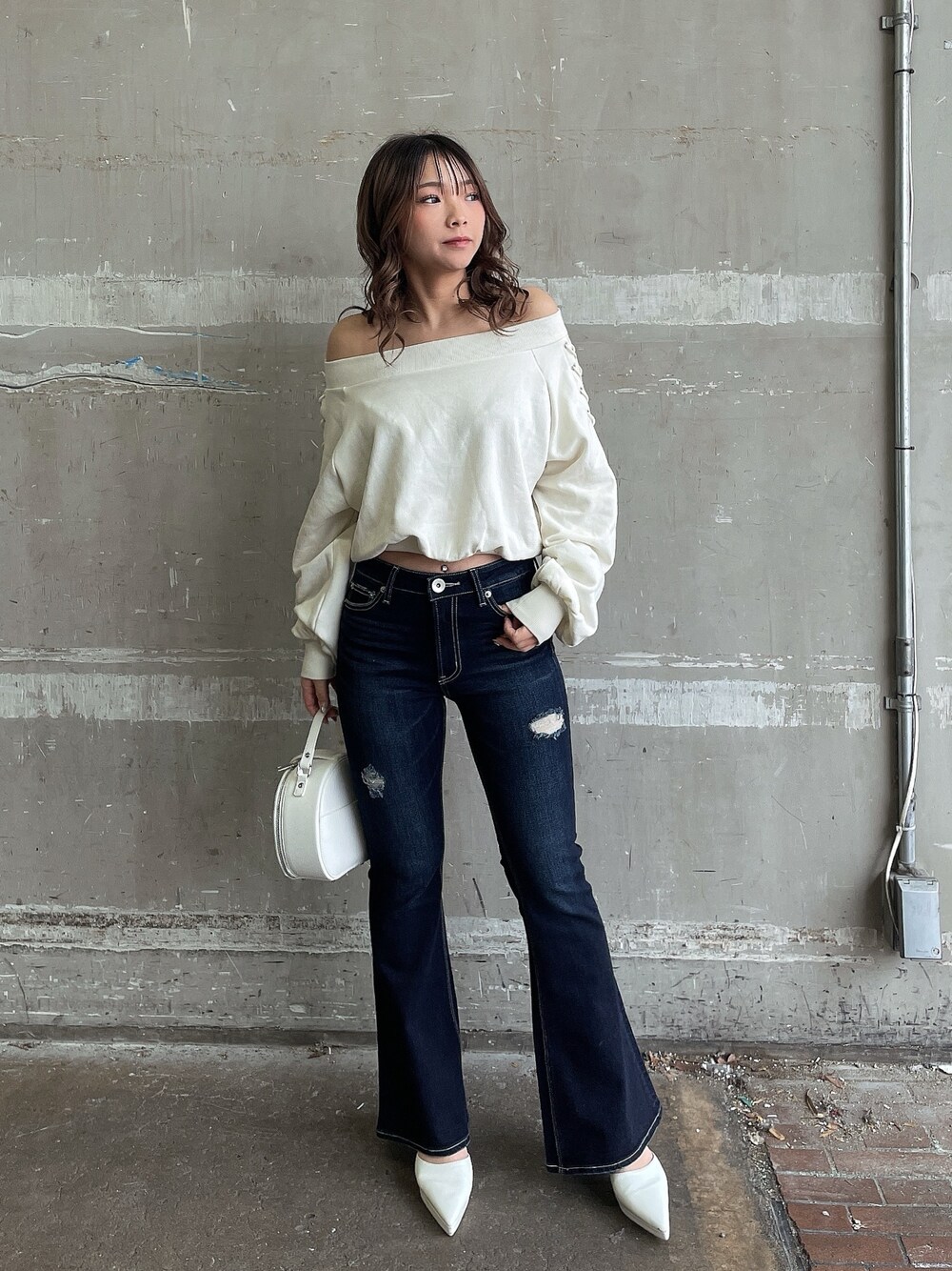 ホワイト系のスウェット、ホワイト系のハンドバッグ、ホワイト系のパンプスを着用したレディースの春コーディネートの1枚目の写真