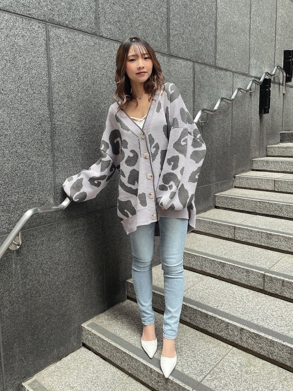 ピンク系のカーディガン/ボレロ、ホワイト系のキャミソール、ホワイト系のパンプスを着用したレディースの春コーディネートの1枚目の写真