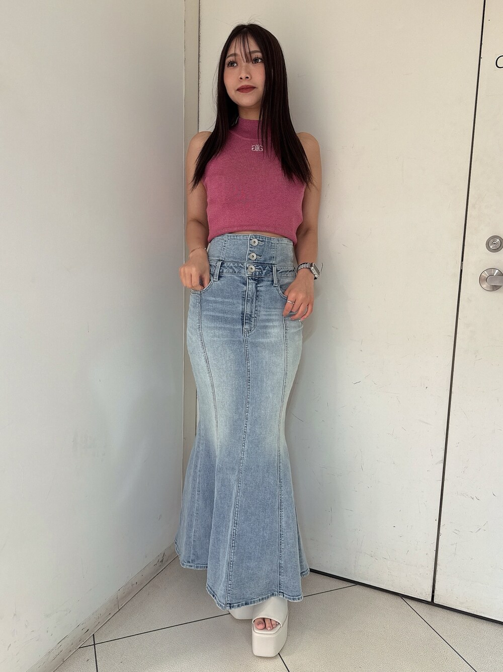 ピンク系のニット/セーター、ブルー系のデニムスカート、ホワイト系のサンダルを着用したレディースの夏コーディネートの1枚目の写真