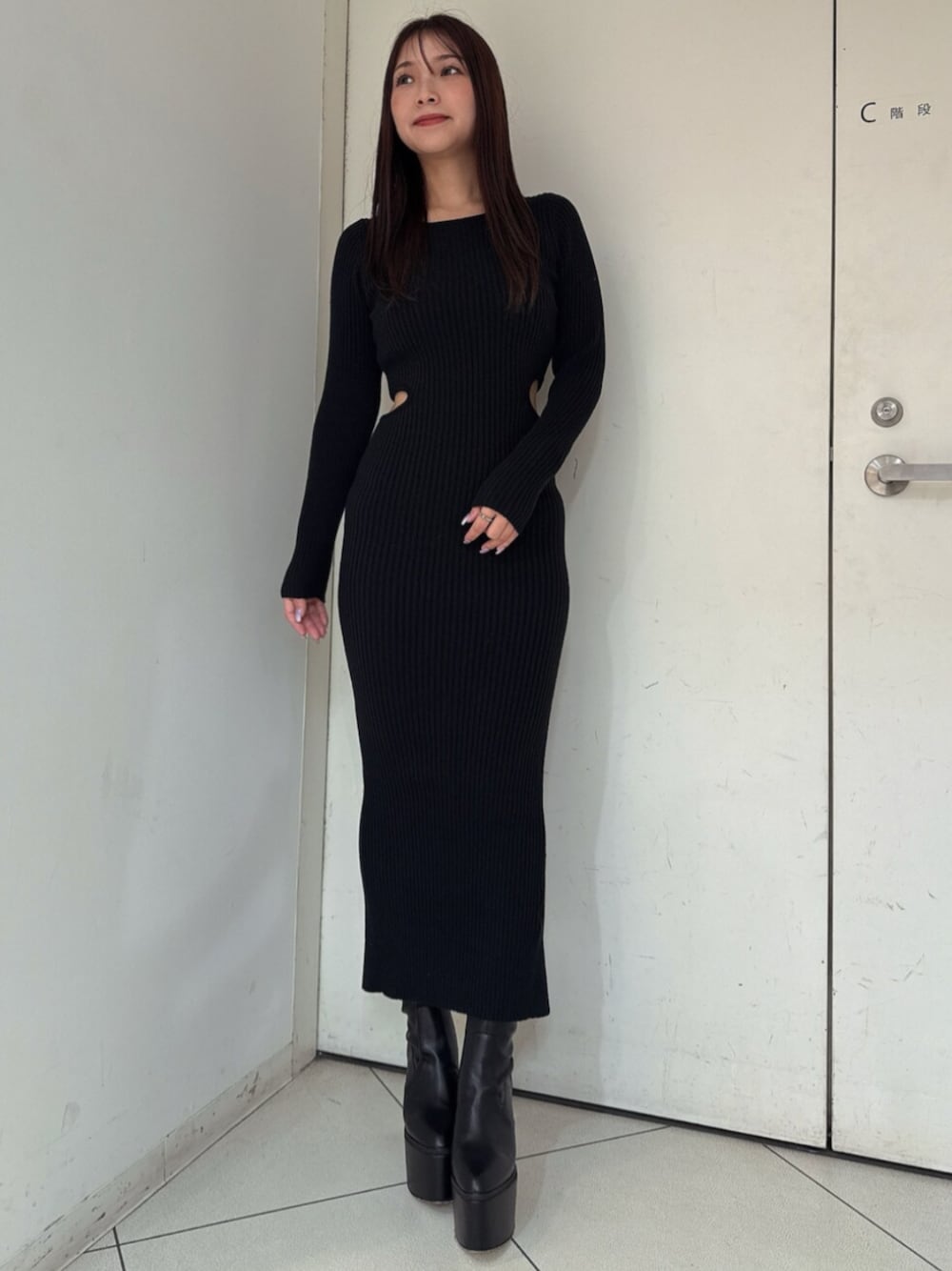 ブラック系のブーツ、ブラック系のワンピースを着用したレディースの秋コーディネートの1枚目の写真