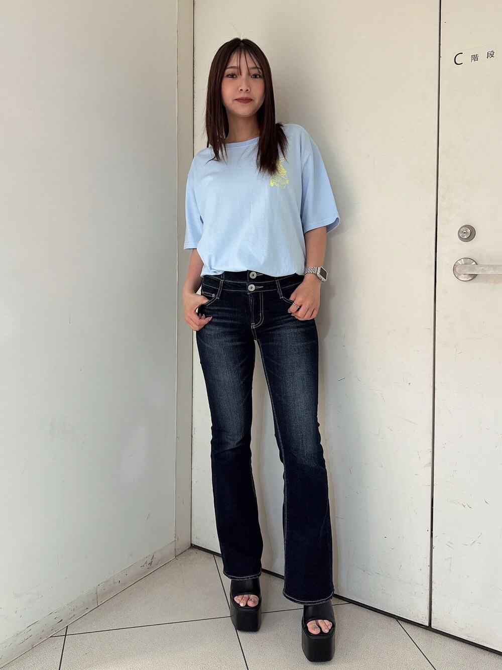 ブルー系のTシャツ/カットソー、ブルー系のデニムパンツ、ブラック系のサンダルを着用したレディースの夏コーディネートの1枚目の写真