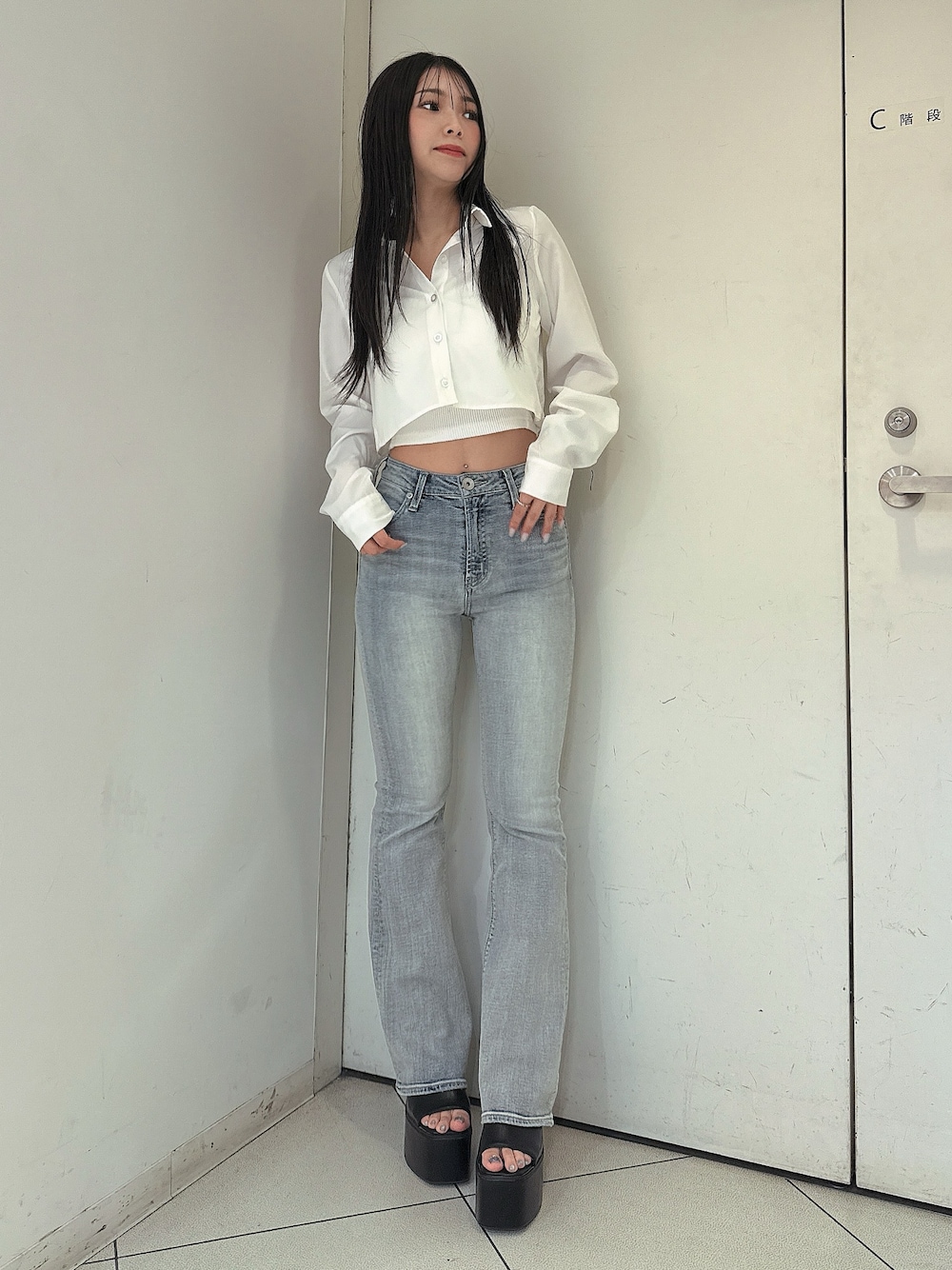 ブルー系のデニムパンツ、ホワイト系のキャミソール、ホワイト系のシャツ/ブラウスを着用したレディースの春コーディネートの1枚目の写真