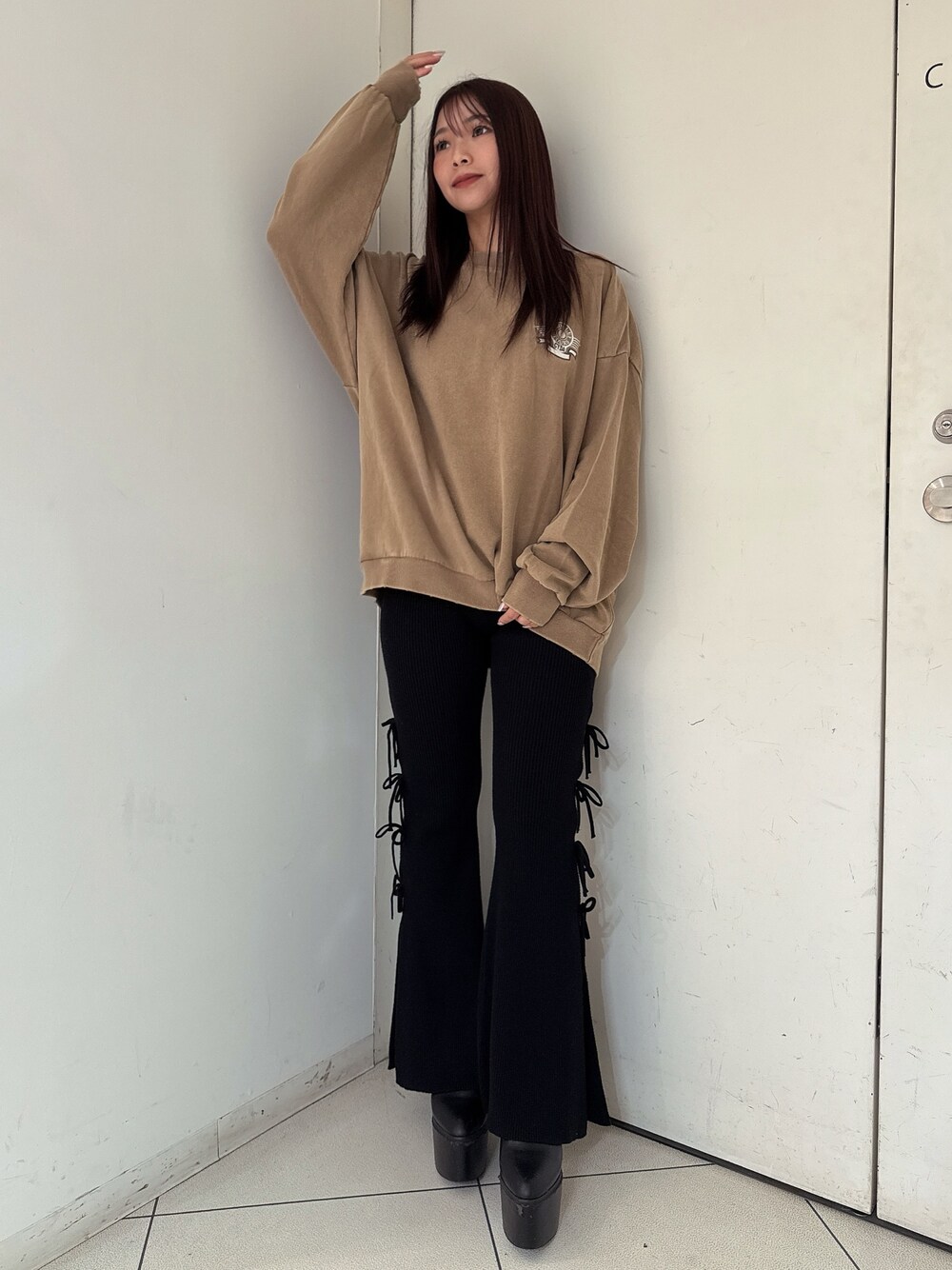 イエロー系のスウェット、ブラック系のその他パンツ、ブラック系のブーツを着用したレディースの秋コーディネートの1枚目の写真