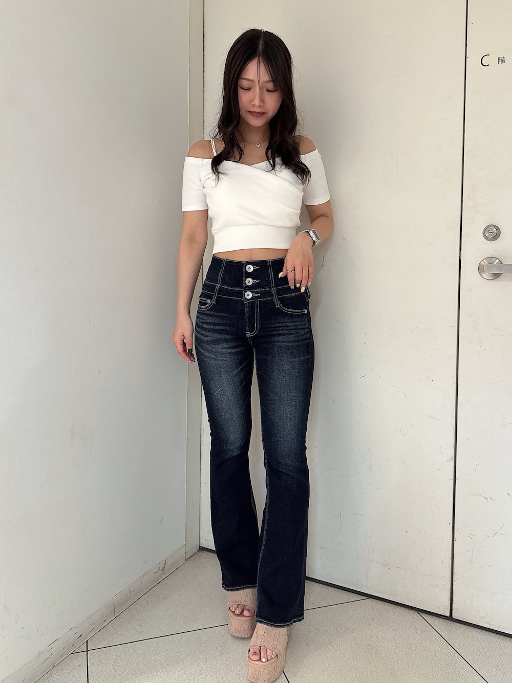 ホワイト系のTシャツ/カットソー、ブルー系のデニムパンツ、ホワイト系のサンダルを着用したレディースの春コーディネートの1枚目の写真