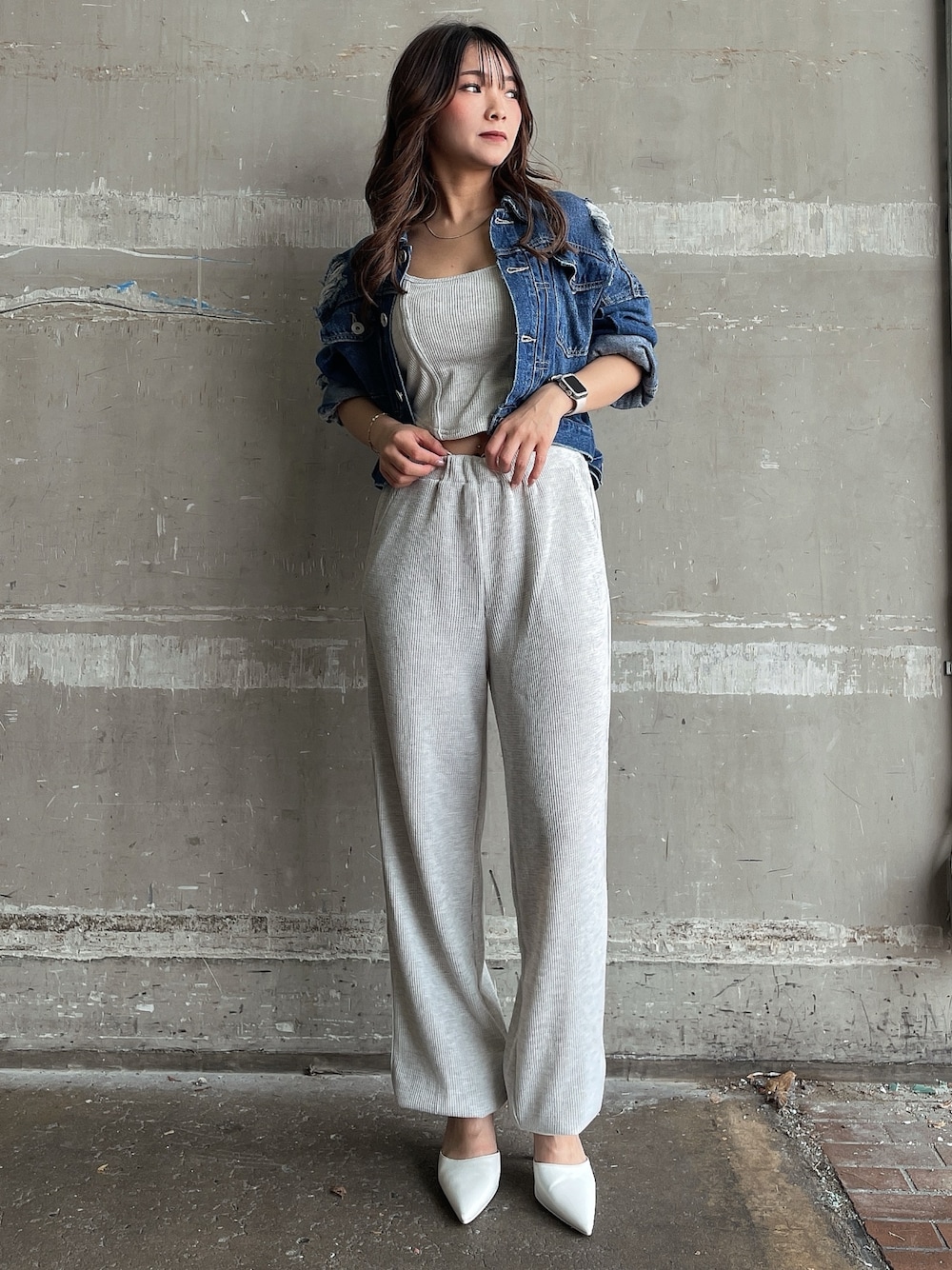 ブルー系のデニムジャケット、グレー系のキャミソール、グレー系のスウェットパンツを着用したレディースの夏コーディネートの1枚目の写真