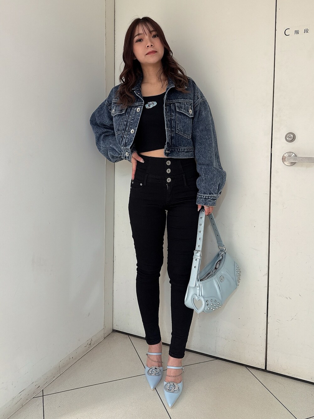 ブラック系のTシャツ/カットソー、ブルー系のデニムジャケット、ブラック系のデニムパンツを着用したレディースの春コーディネートの1枚目の写真