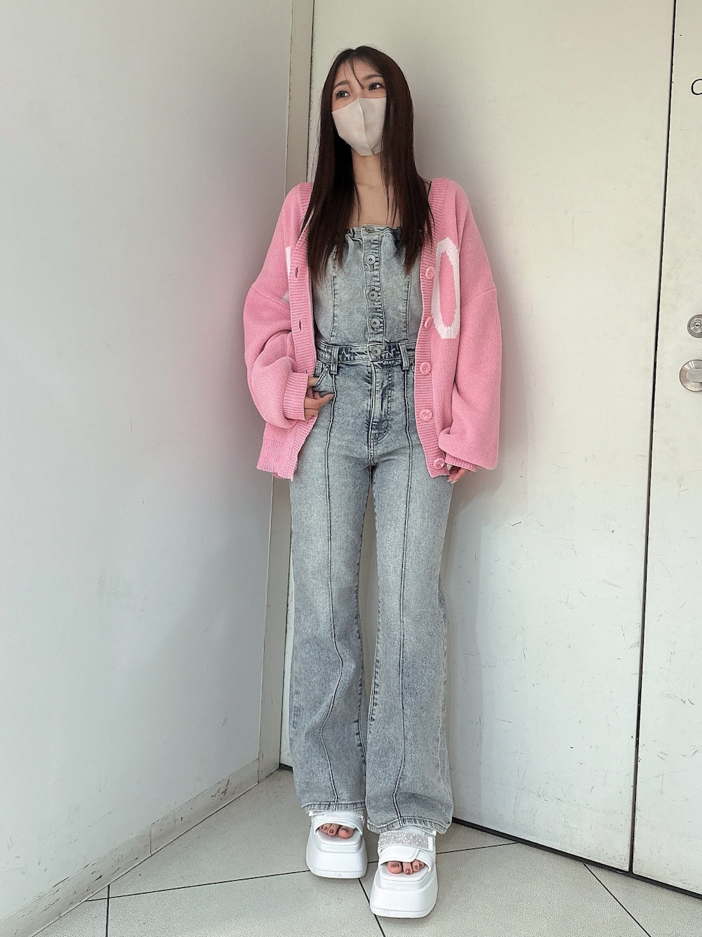 ホワイト系のサンダル、ブルー系のつなぎ/オールインワン、ピンク系のカーディガン/ボレロを着用したレディースの冬コーディネートの1枚目の写真