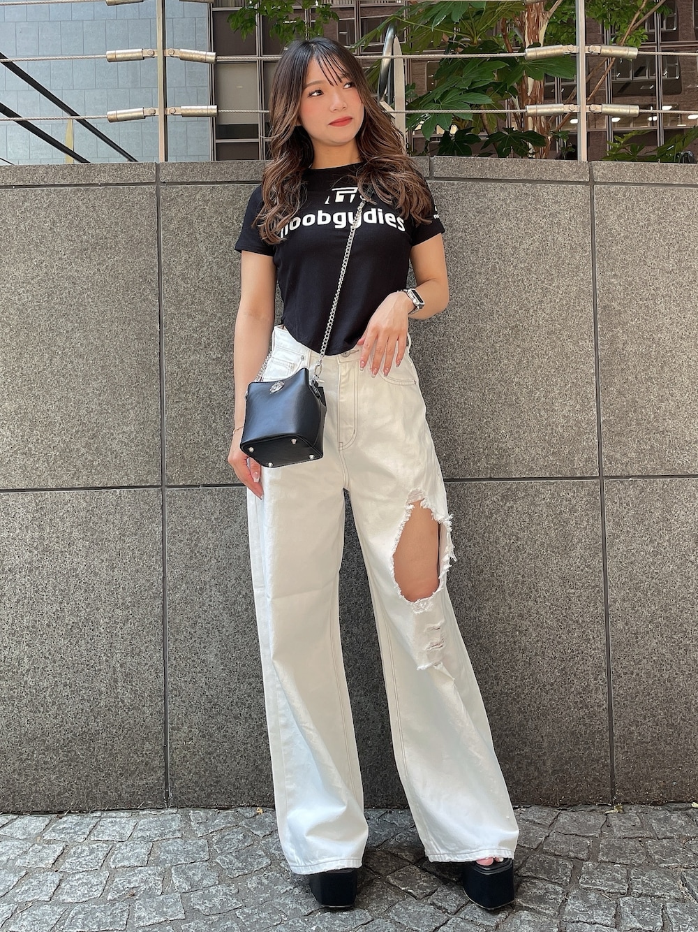 ブラック系のTシャツ/カットソー、ブラック系のショルダーバッグ、ブラック系のサンダルを着用したレディースの夏コーディネートの1枚目の写真