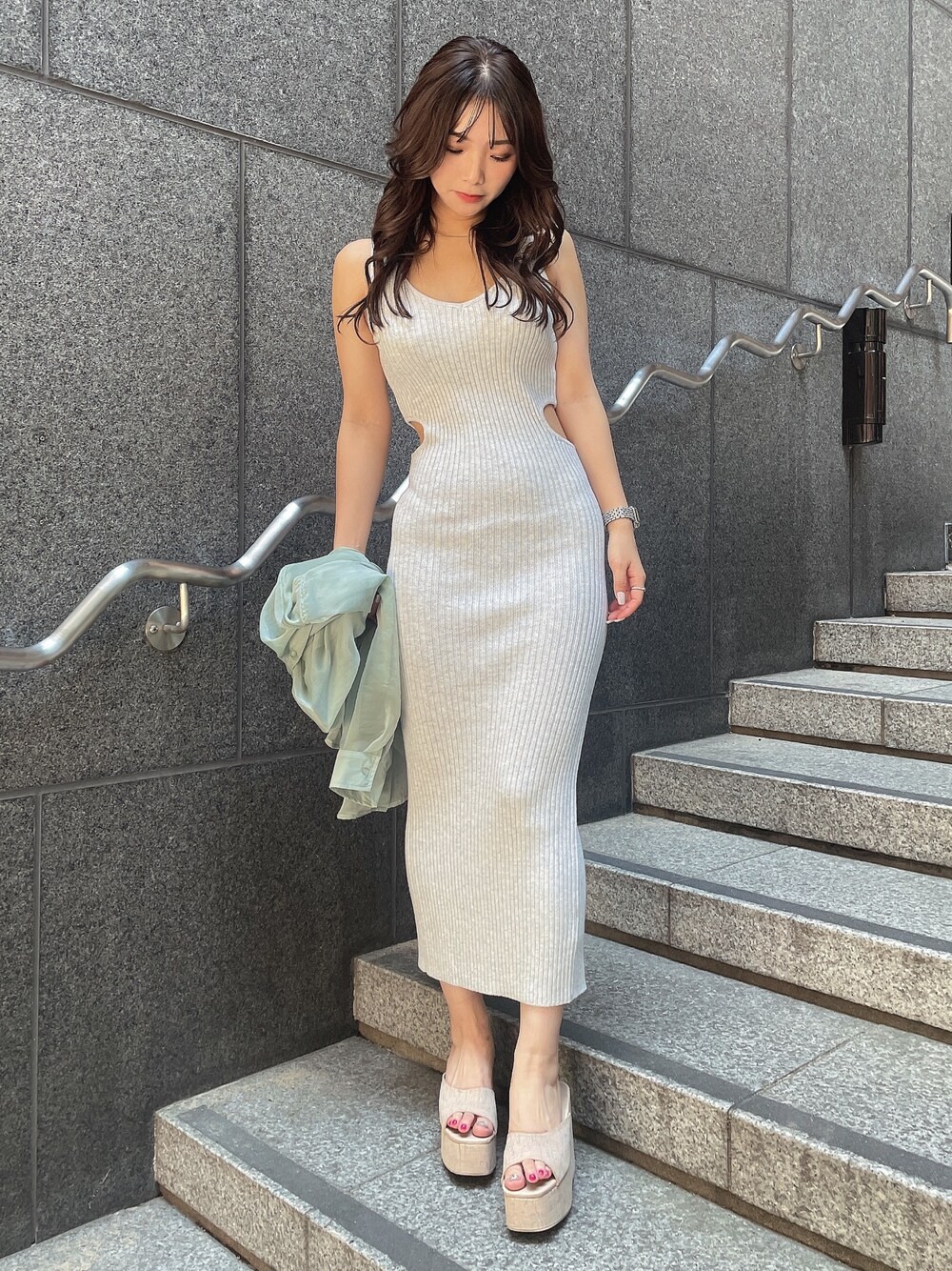 グレー系のワンピース、ホワイト系のサンダルを着用したレディースの夏コーディネートの1枚目の写真