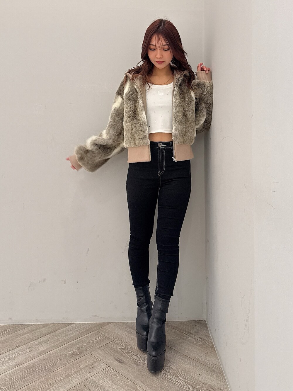 その他のその他アウター、ホワイト系のTシャツ/カットソー、ブラック系のブーツを着用したレディースの秋コーディネートの1枚目の写真