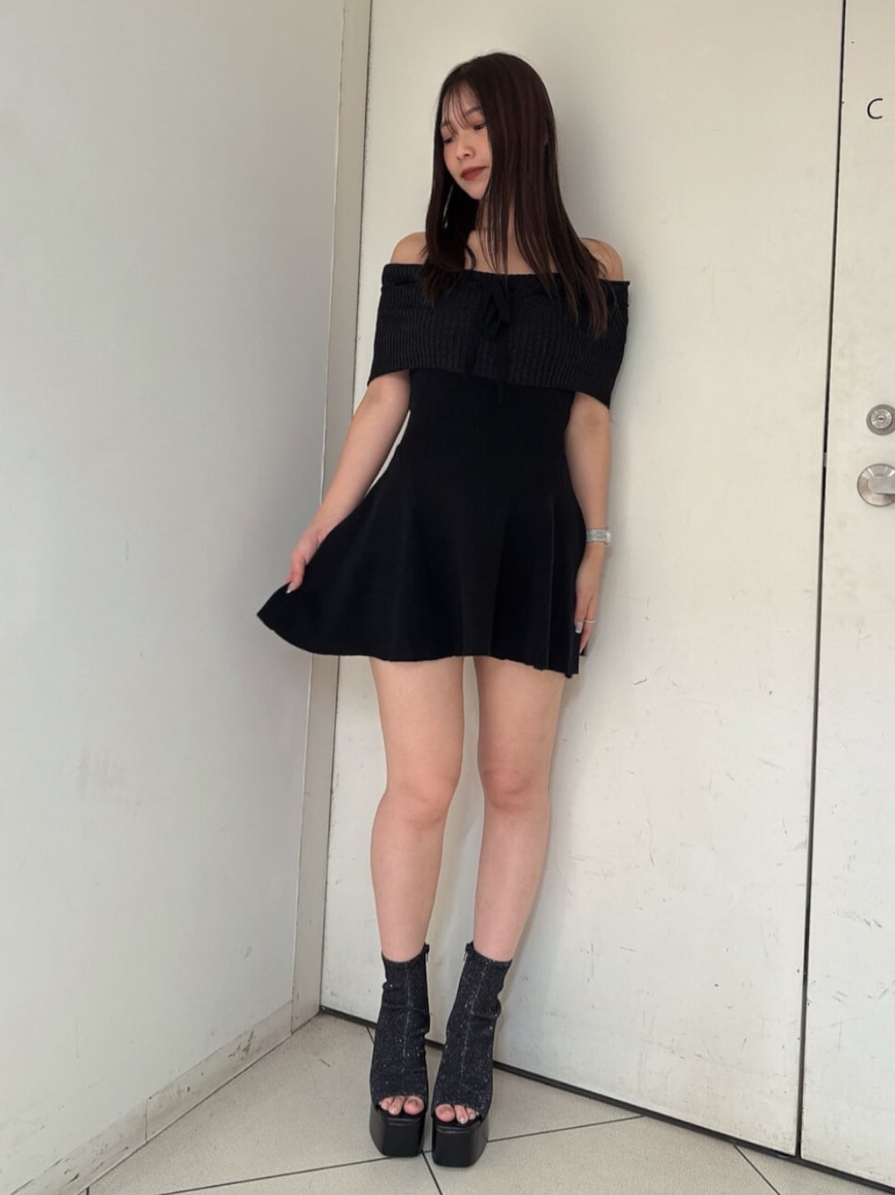 ブラック系のサンダル、ブラック系のワンピースを着用したレディースの夏コーディネートの1枚目の写真
