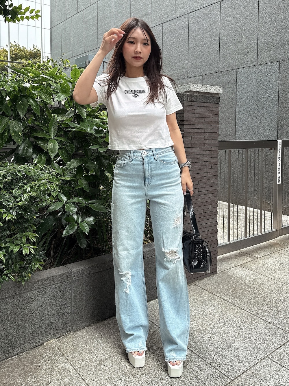 ホワイト系のTシャツ/カットソー、ブルー系のデニムパンツを着用したレディースの夏コーディネートの1枚目の写真