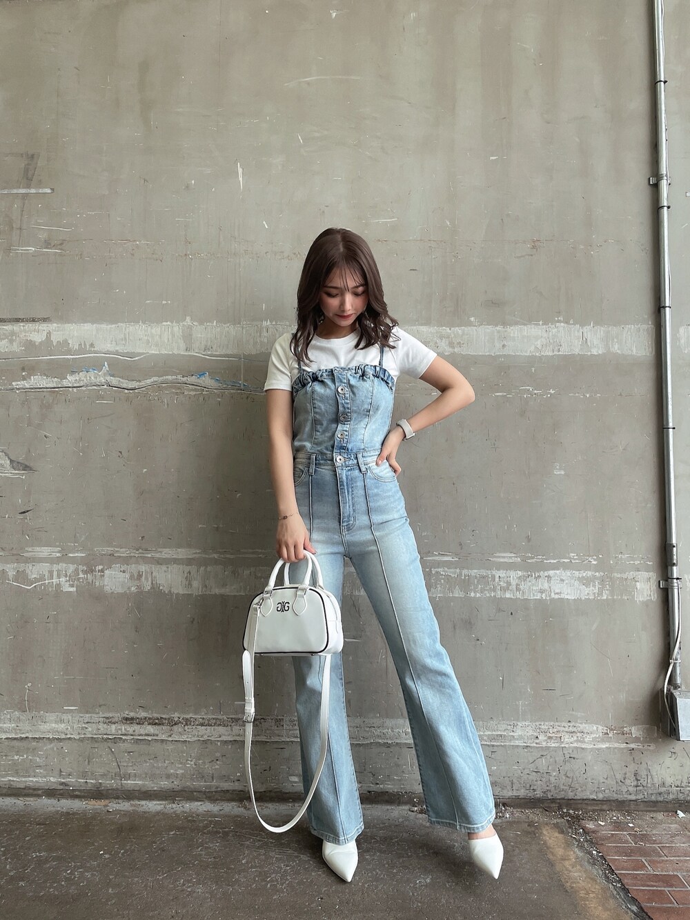 ホワイト系のTシャツ/カットソー、ホワイト系のハンドバッグ、ホワイト系のパンプスを着用したレディースの春コーディネートの1枚目の写真
