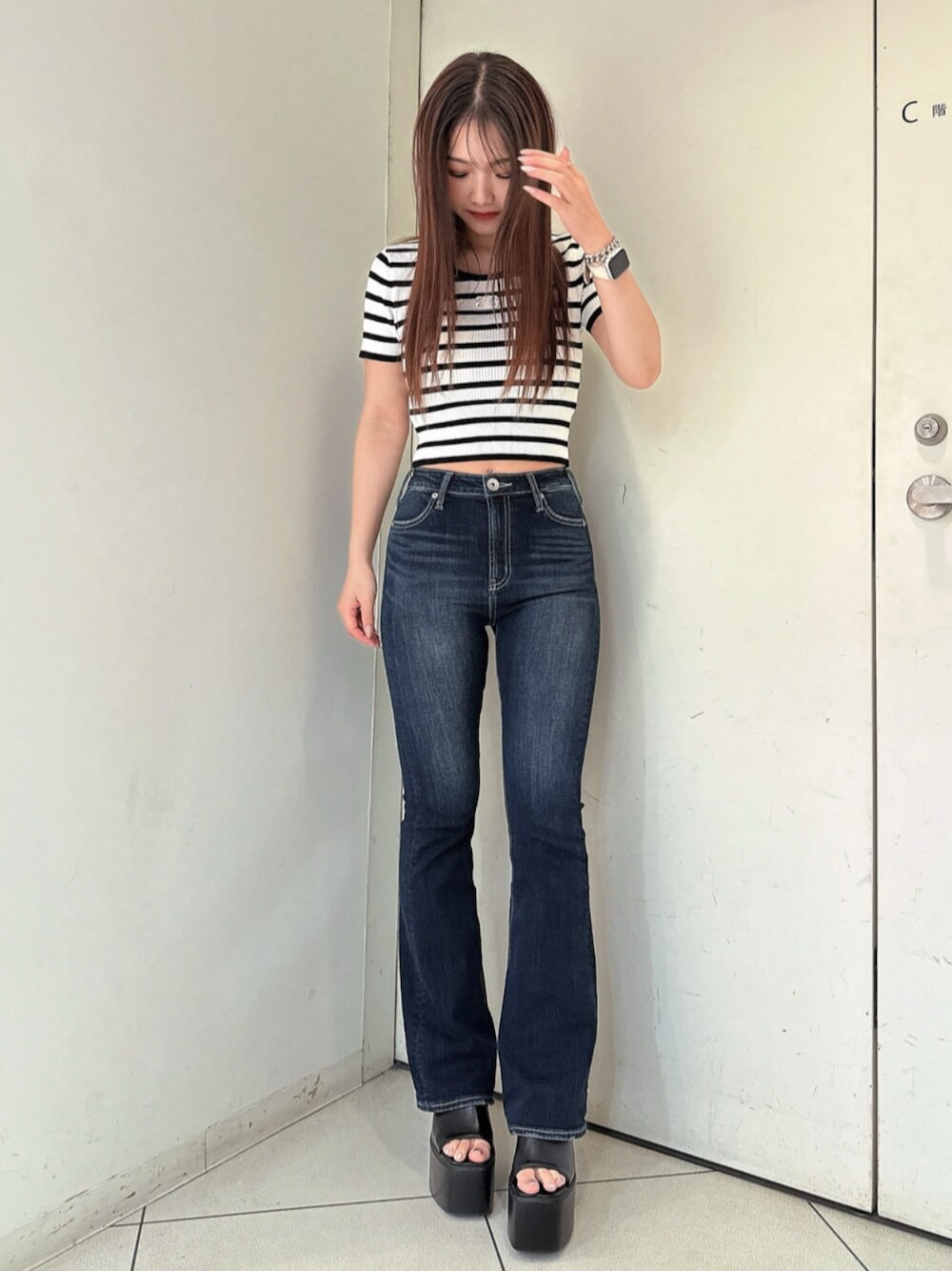 ブルー系のデニムパンツ、ブラック系のサンダル、その他のニット/セーターを着用したレディースの春コーディネートの1枚目の写真