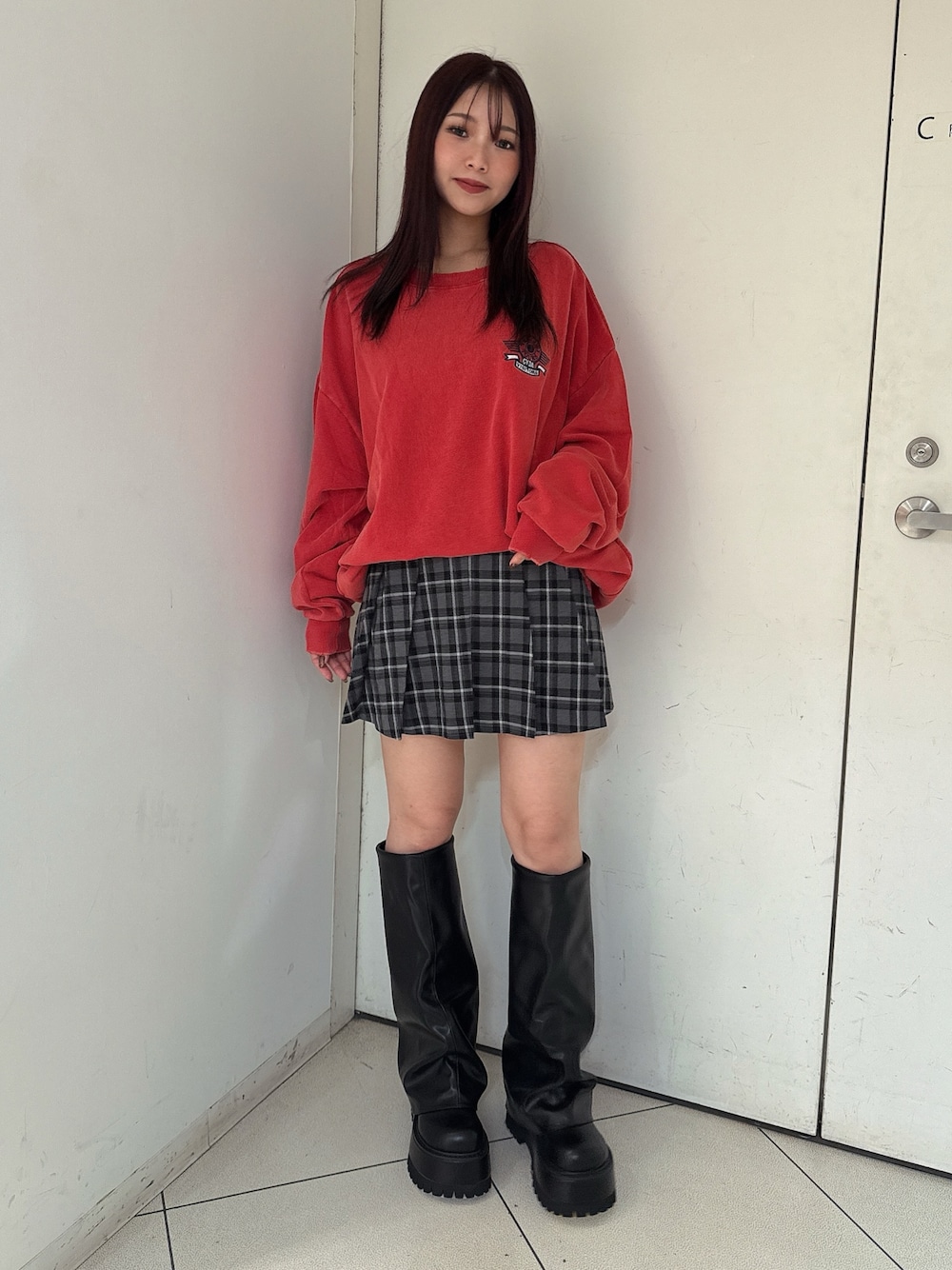 その他のスカート、レッド系のスウェット、ブラック系のブーツを着用したレディースの夏コーディネートの1枚目の写真