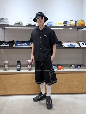 「XLARGE（エクストララージ）のXLARGE×NEW ERA JUNGLE HAT（ハット、ブラック系）」を使った、川上拓巳さん（メンズ・172cm）の春コーディネート