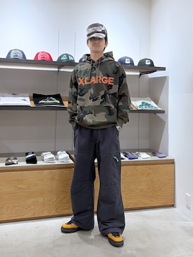 「XLARGE（エクストララージ）のRHINESTONE PULLOVER HOODED SWEATSHIRT（パーカー、その他）」を使った、川上拓巳さん（メンズ・172cm）の秋コーディネート