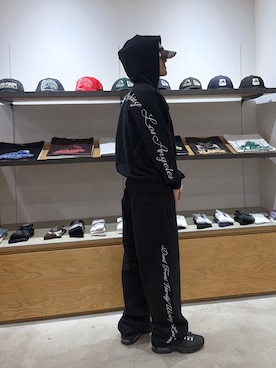 「XLARGE（エクストララージ）の【一部WEB限定】CURSIVE ZIP UP HOODED SWEATSHIRT（パーカー、ブラック系）」を使った、川上拓巳さん（メンズ・172cm）の秋コーディネート