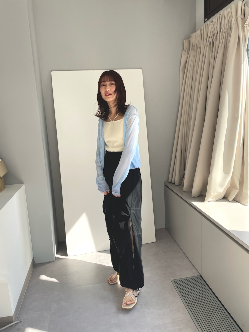 「春夏コーデ、シンプルコーデ、大人かわいい、パンツスタイル、休日スタイル、春色、カジュアルスタイル、ブルー、シアー、カーゴパンツ」｜「Kastaneの【2023SSカタログ掲載アイテム】グラデーションシアー2WAYカーディガン（カーディガン/ボレロ、ブルー系）」を使った、帆乃花さん（レディース・166cm）の春コーディネートの1枚目の写真