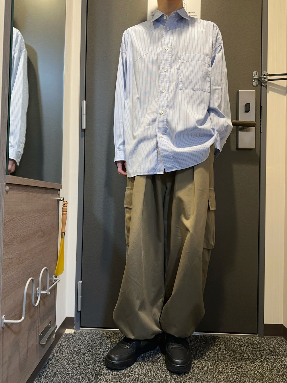 ブルー系のシャツ/ブラウス、グリーン系のカーゴパンツ、ブラック系のスニーカーを着用したメンズの夏コーディネートの1枚目の写真