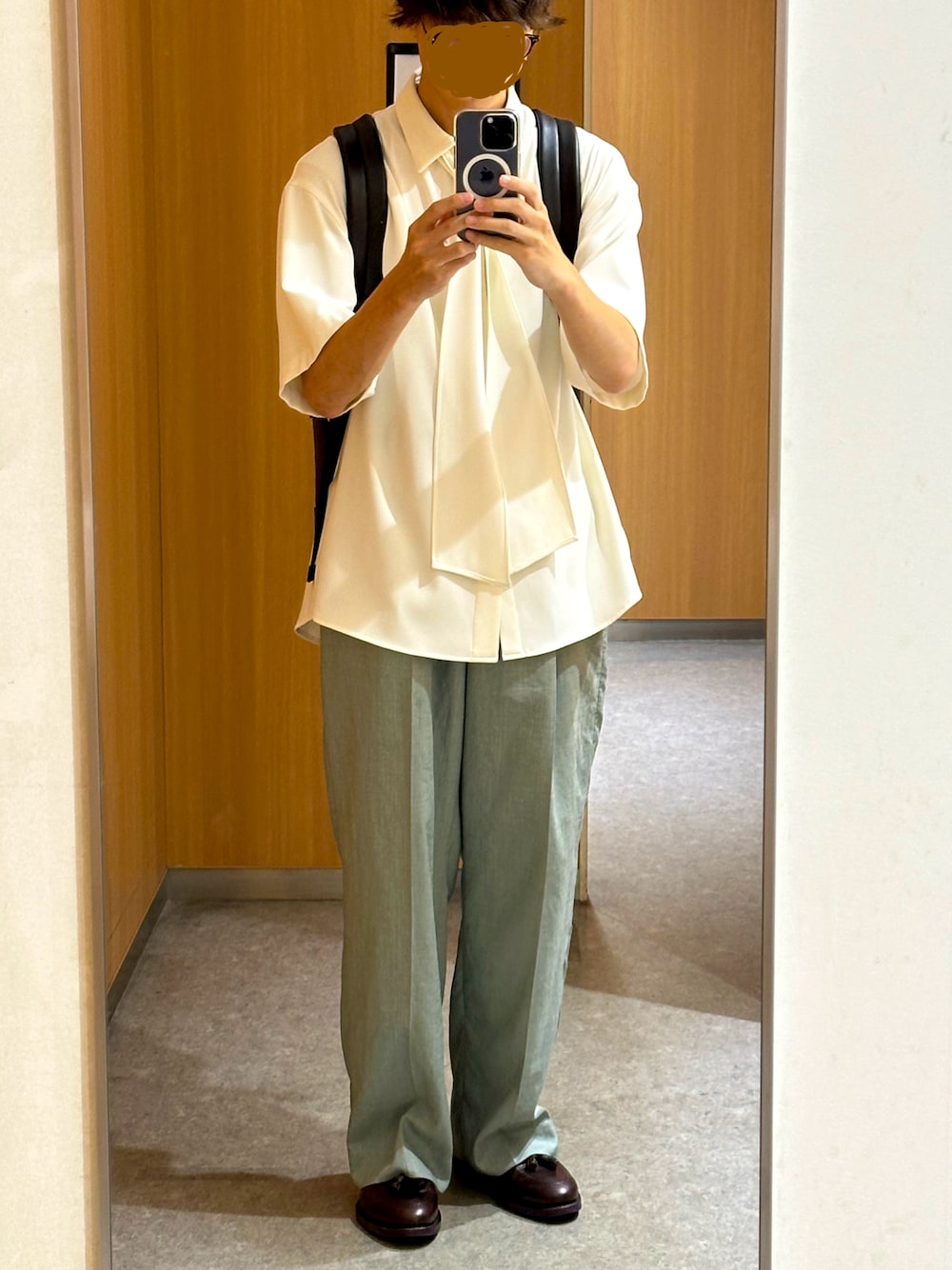 「ボウタイブラウス、白シャツ、夏コーデ、ミントグリーン、ローファー、メンズファッション、MICHAEL KORS、maisonspecial、CULLNI、夏、半袖シャツ、革靴、夏服コーデ」｜「CULLNIの23-SS-046 / Double Satin Bow Tie Short Sleeve Shirt（シャツ/ブラウス、ホワイト系）」を使った、🇩🇪Sole🇮🇹 さん（メンズ・167cm）の秋コーディネートの1枚目の写真
