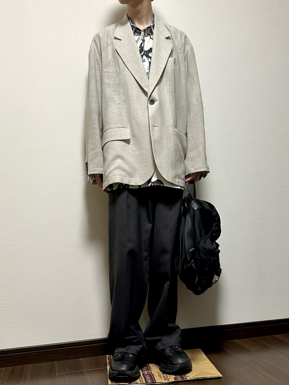 その他のシャツ/ブラウス、ブルー系のスラックス、ブラック系のバックパック/リュックを着用したメンズの夏コーディネートの1枚目の写真