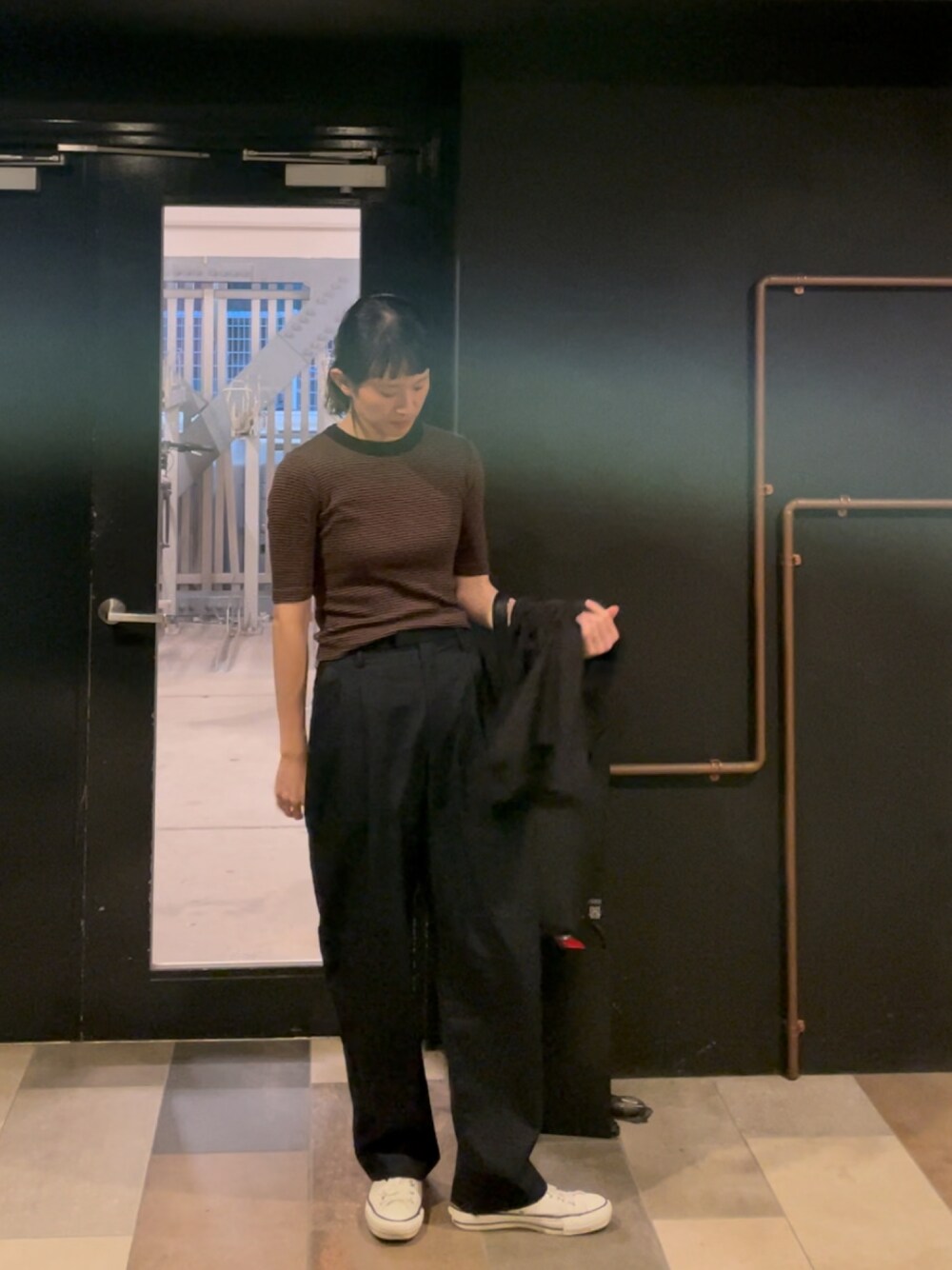 「ボーダー、コンバース、Mirror、UNIQLO、UNIQLO U、高身長女子、春めき満開コーデ」｜「UNIQLOのコットンブレンドタックワイドパンツ（パンツ、ブラック系）」を使った、nut’s_up?さん（骨格ナチュラル・レディース・168cm）の春コーディネートの1枚目の写真