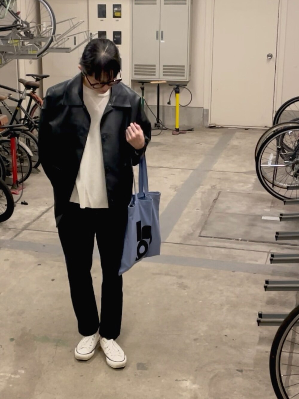 「ヤエカ、レザージャケット、コンバース、akutsu yurika、レザー、デニムパンツ」｜「feepurの【ハンドウォッシャブル】サーマルライクオーバーニット（ニット/セーター、ホワイト系）」を使った、nut’s_up?さん（レディース・168cm）の秋コーディネートの1枚目の写真
