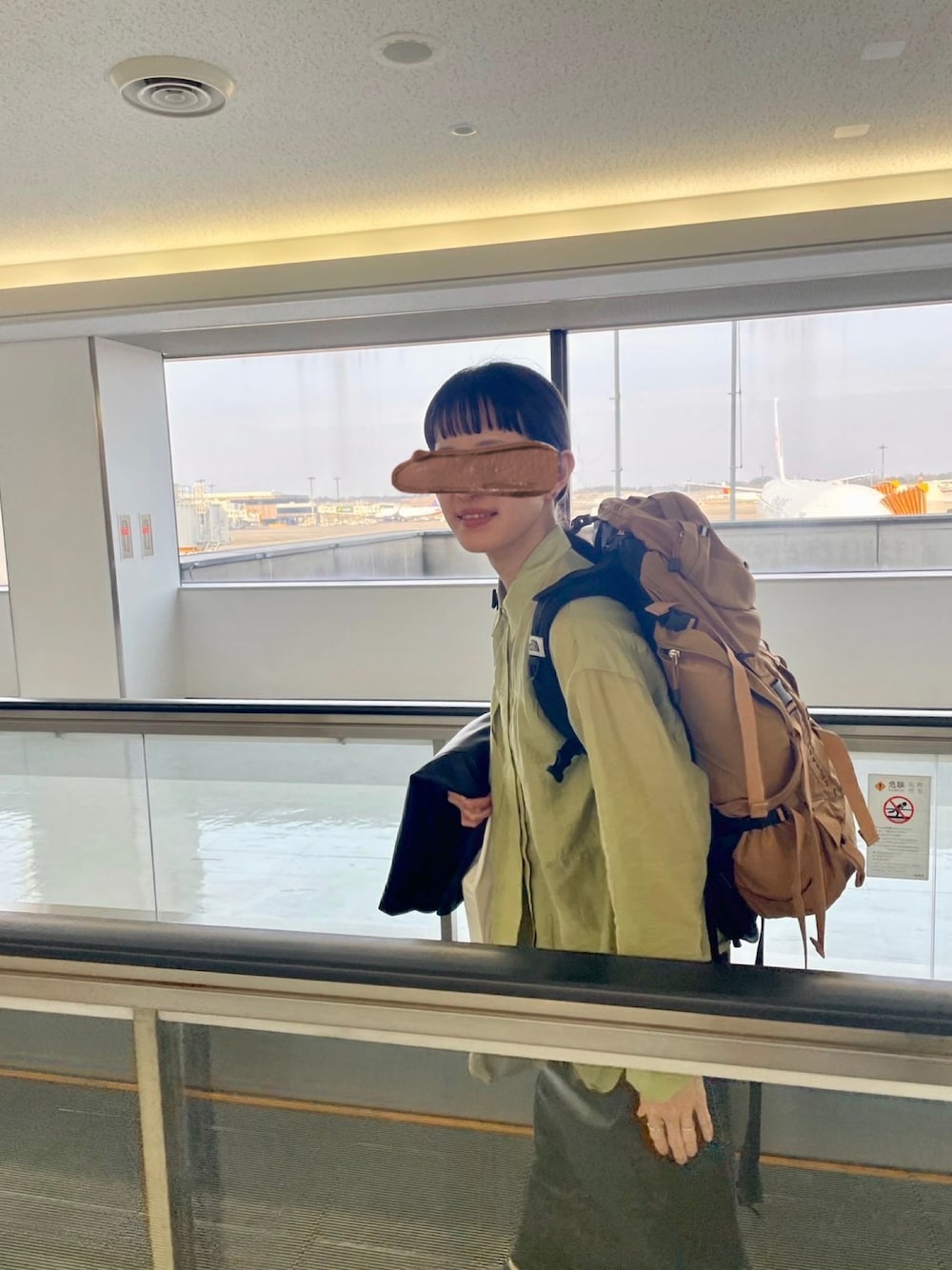 「旅行、旅行コーデ、旅行バッグ、旅行スタイル、バックパック、ノースフェイス、シャツスタイル、シャツ、シャツコーデ、旅の相棒」｜「THE NORTH FACEのアイテム（バックパック/リュック、ベージュ系）」を使った、nut’s_up?さん（レディース・168cm）の春コーディネートの1枚目の写真