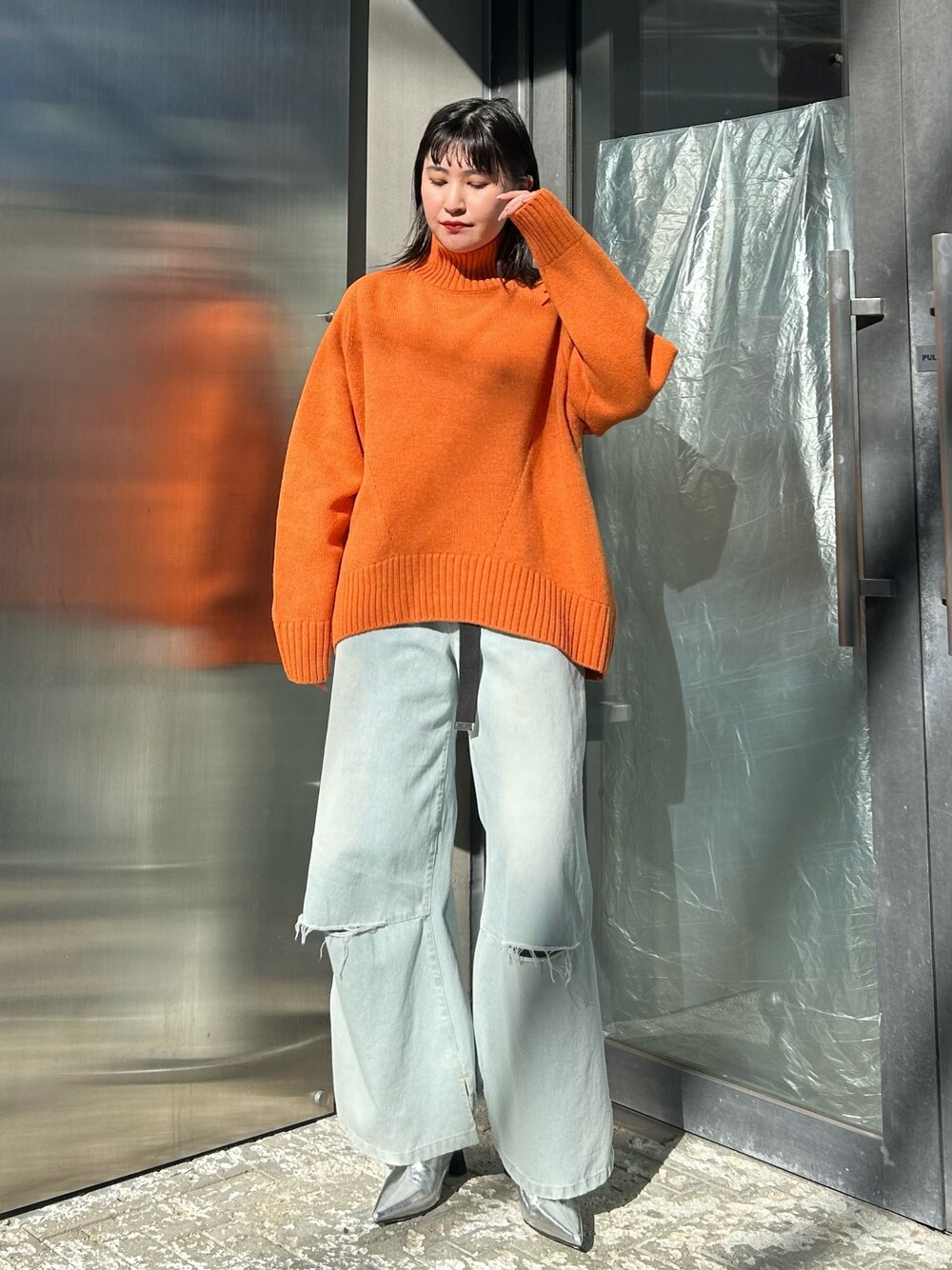 「デニム、ニット」｜「Knuth Marfの【Knuth Marf/クヌースマーフ】《STUDIOUS別注》ripped buggy denim pants/バギーデニムパンツ（デニムパンツ、ブルー系）」を使った、池田美優さん（レディース・161cm）の冬コーディネートの1枚目の写真