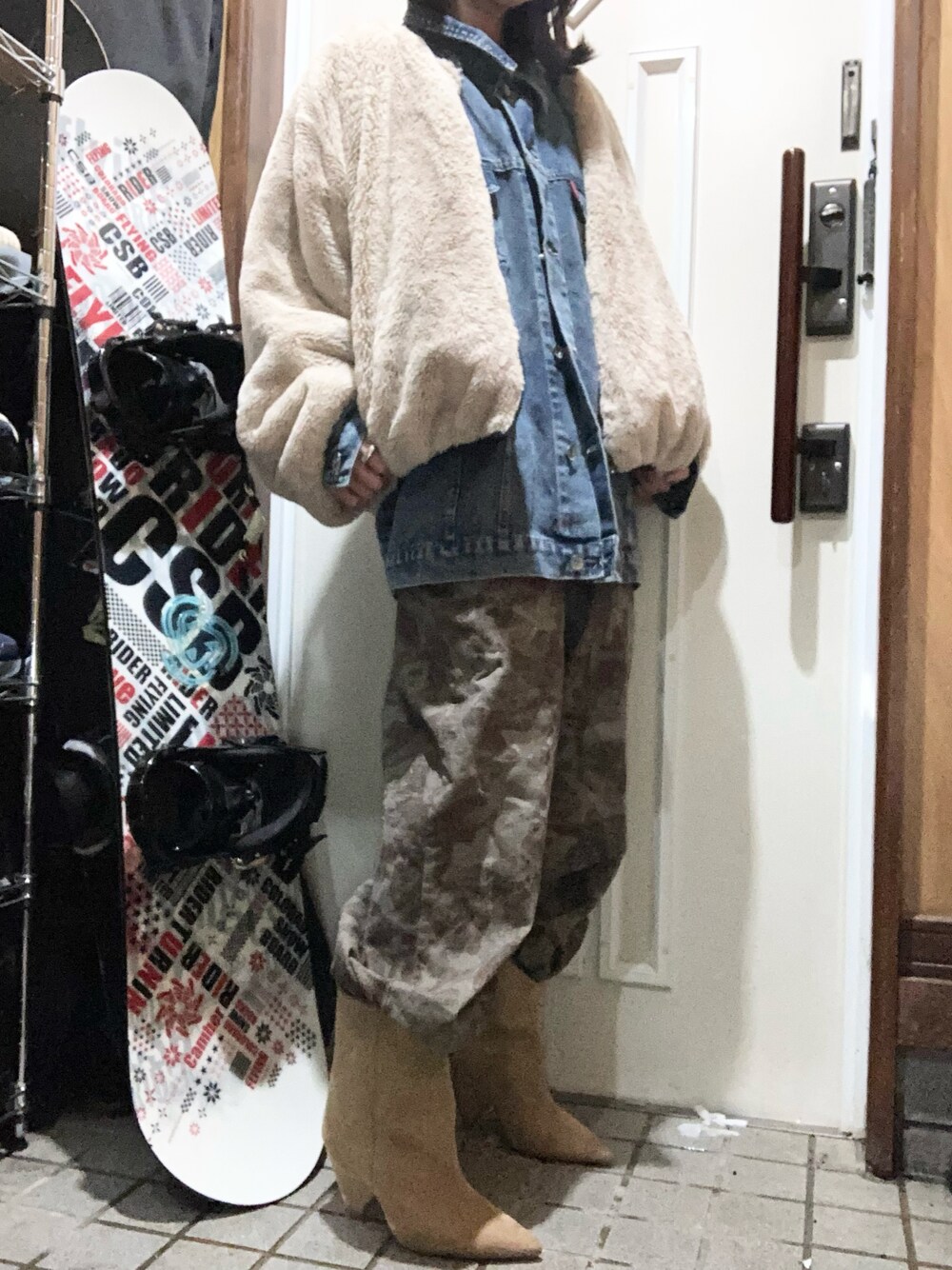 「デニムジャケット、パンツスタイル、ビッグシルエット、ベージュ、ブーツ、しまむら、H&M、SHEIN、着回しコーデ、柄パンツ、オトナ女子」｜「SHEINのアイテム（パンツ、ブラウン系）」を使った、meg05さん（レディース・156cm）の冬コーディネートの1枚目の写真