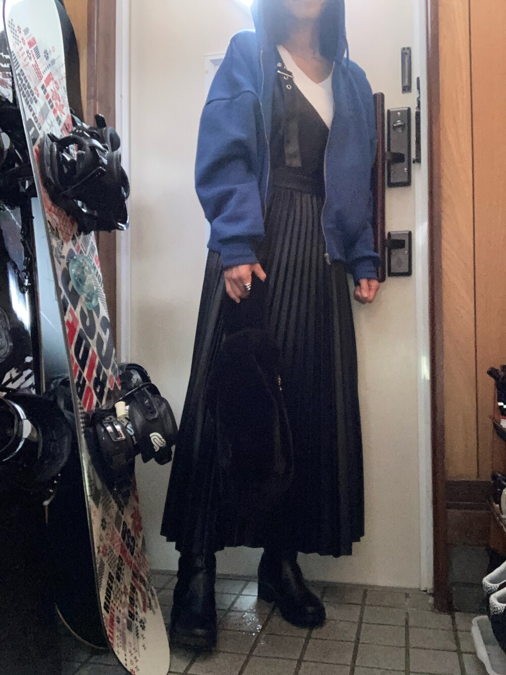 「オトナカジュアル、大人女子、シンプル、パーカー、プリーツ、ジャンバースカート、ロングブーツ、着回しコーデ、ブルー、ブルーコーデ」｜「しまむらのアイテム（ジャンパースカート、ブラック系）」を使った、meg05さん（レディース・156cm）の冬コーディネートの1枚目の写真