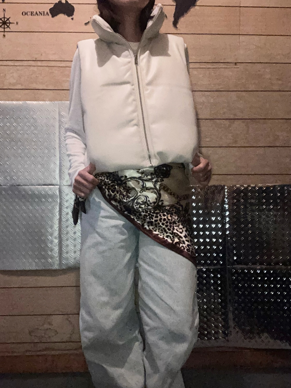 ホワイト系のダウンベスト、ブルー系のデニムパンツ、ホワイト系のTシャツ/カットソーを着用したレディースの秋コーディネートの1枚目の写真