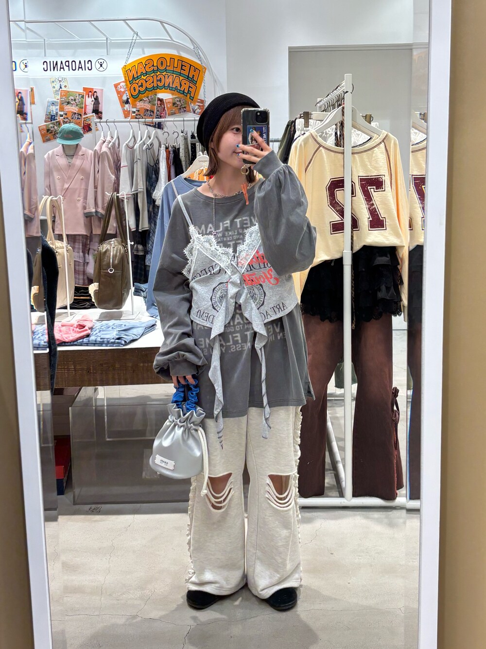 グレー系のキャミソール、グレー系のTシャツ/カットソー、シルバー系のトートバッグを着用したレディースの秋コーディネートの1枚目の写真