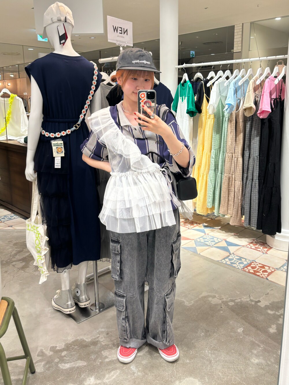 ホワイト系のTシャツ/カットソー、ホワイト系のベスト、ブラック系のデニムパンツを着用したレディースの春コーディネートの1枚目の写真
