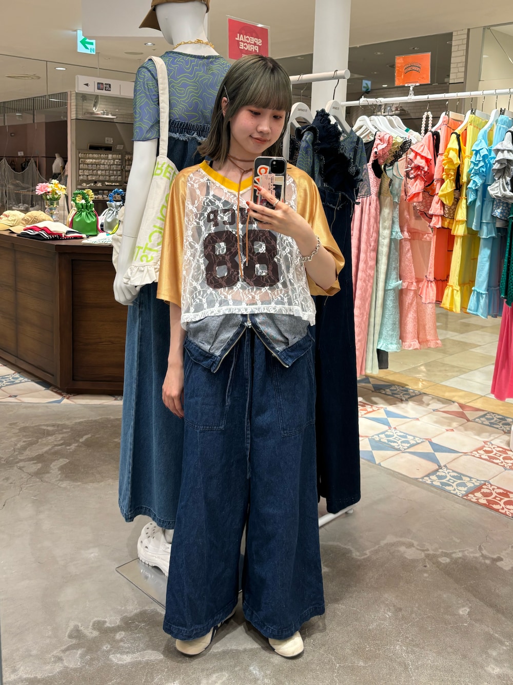「レイヤードスタイル、夏コーデ、きれいめカジュアル、今日のコーデ、低身長女子、低身長、低身長コーデ、デニム、デニムパンツ、サロペット、スポーツミックス、レース、スポーツmix、デニムコーデ、ショート丈トップス」｜「CIAOPANICのレースドッキングフットボールTee（Tシャツ/カットソー、イエロー系）」を使った、ナクラリンさん（レディース・153cm）の夏コーディネートの1枚目の写真