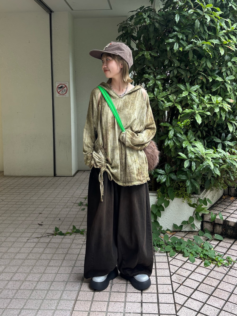 グリーン系のTシャツ/カットソー、ブラウン系のデニムパンツ、シルバー系のサンダルを着用したレディースの夏コーディネートの1枚目の写真