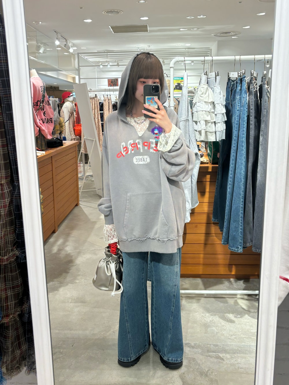 グレー系のパーカー、その他のハンドバッグ、ホワイト系のTシャツ/カットソーを着用したレディースの春コーディネートの1枚目の写真