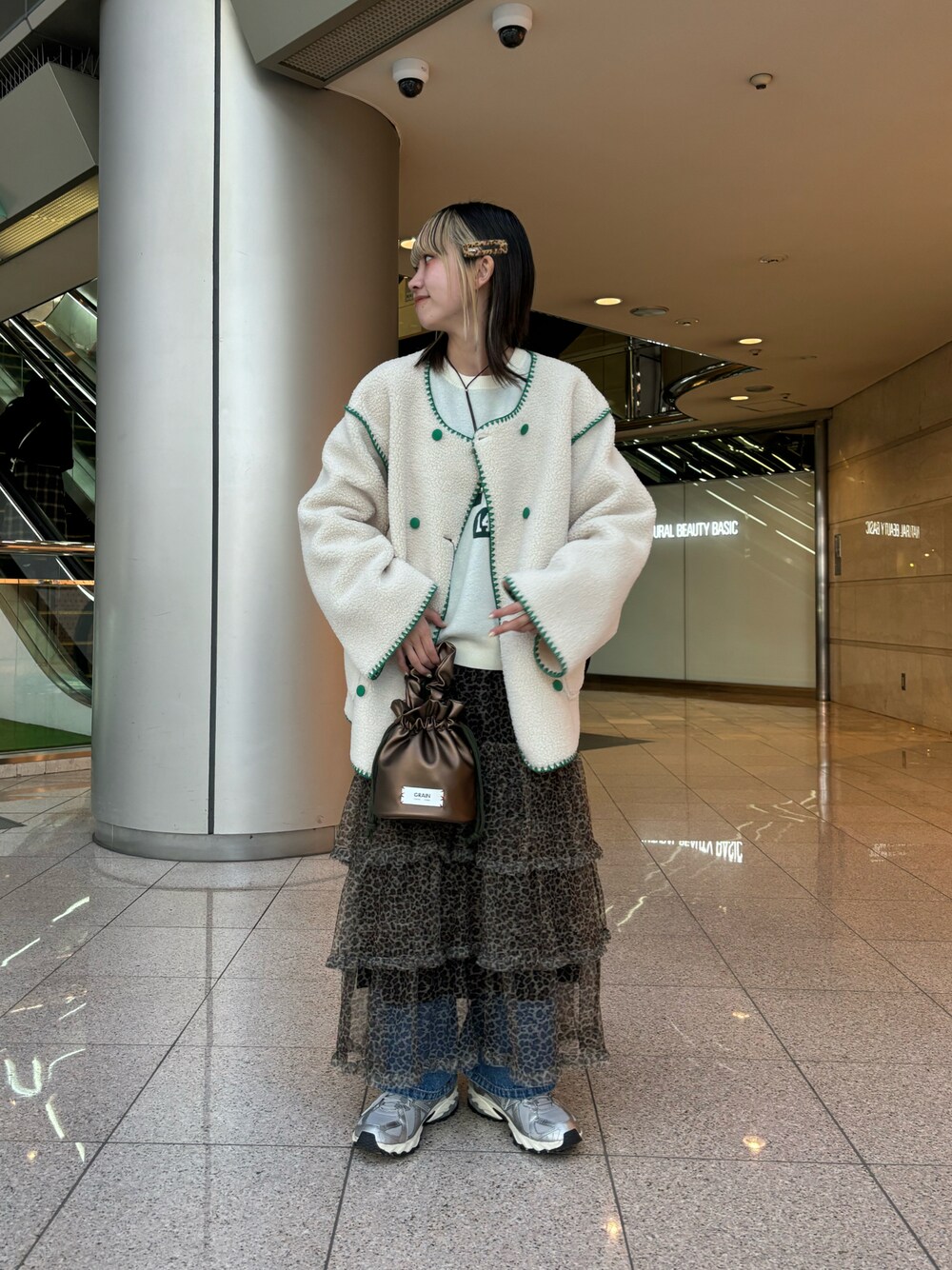 ホワイト系のその他アウター、ホワイト系のニット/セーター、その他のトートバッグを着用したレディースの冬コーディネートの1枚目の写真