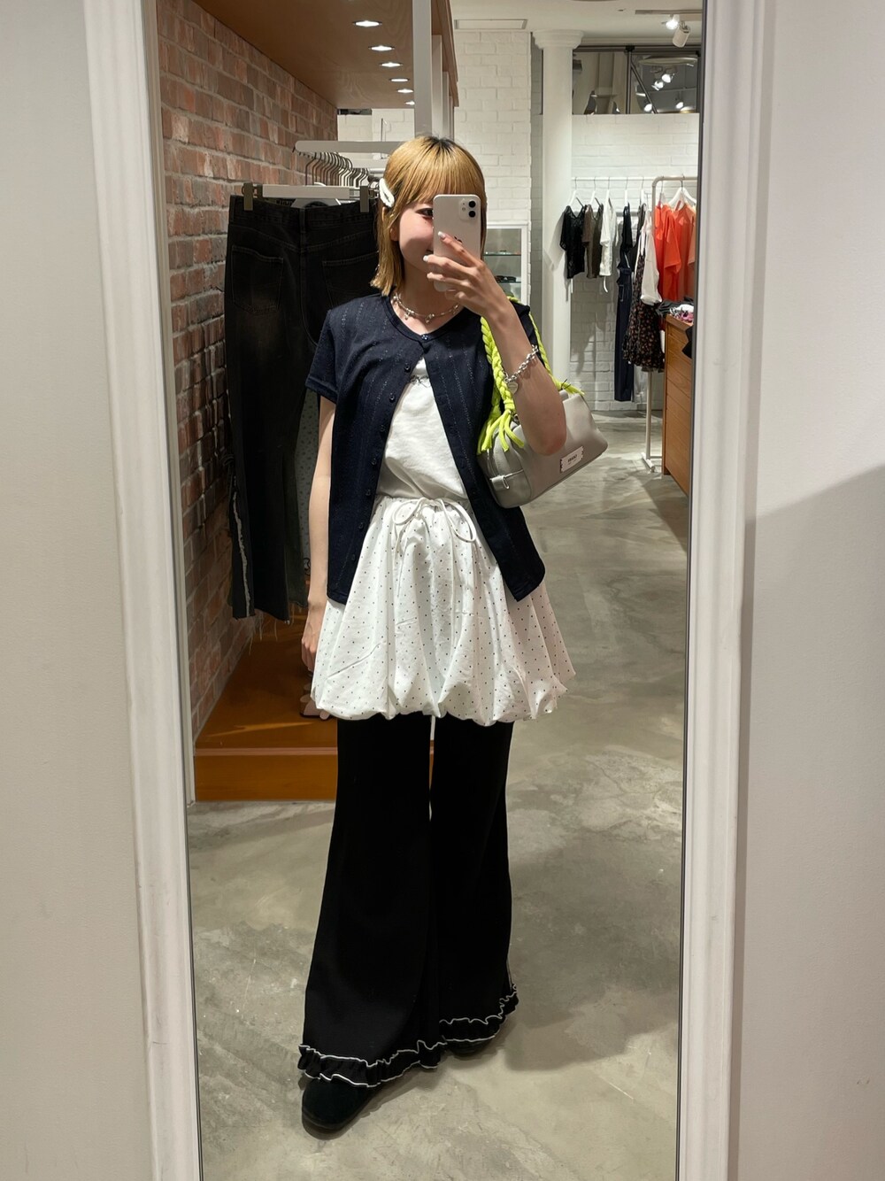 ホワイト系のスカート、ブラック系のその他パンツ、ホワイト系のキャミソールを着用したレディースの夏コーディネートの1枚目の写真