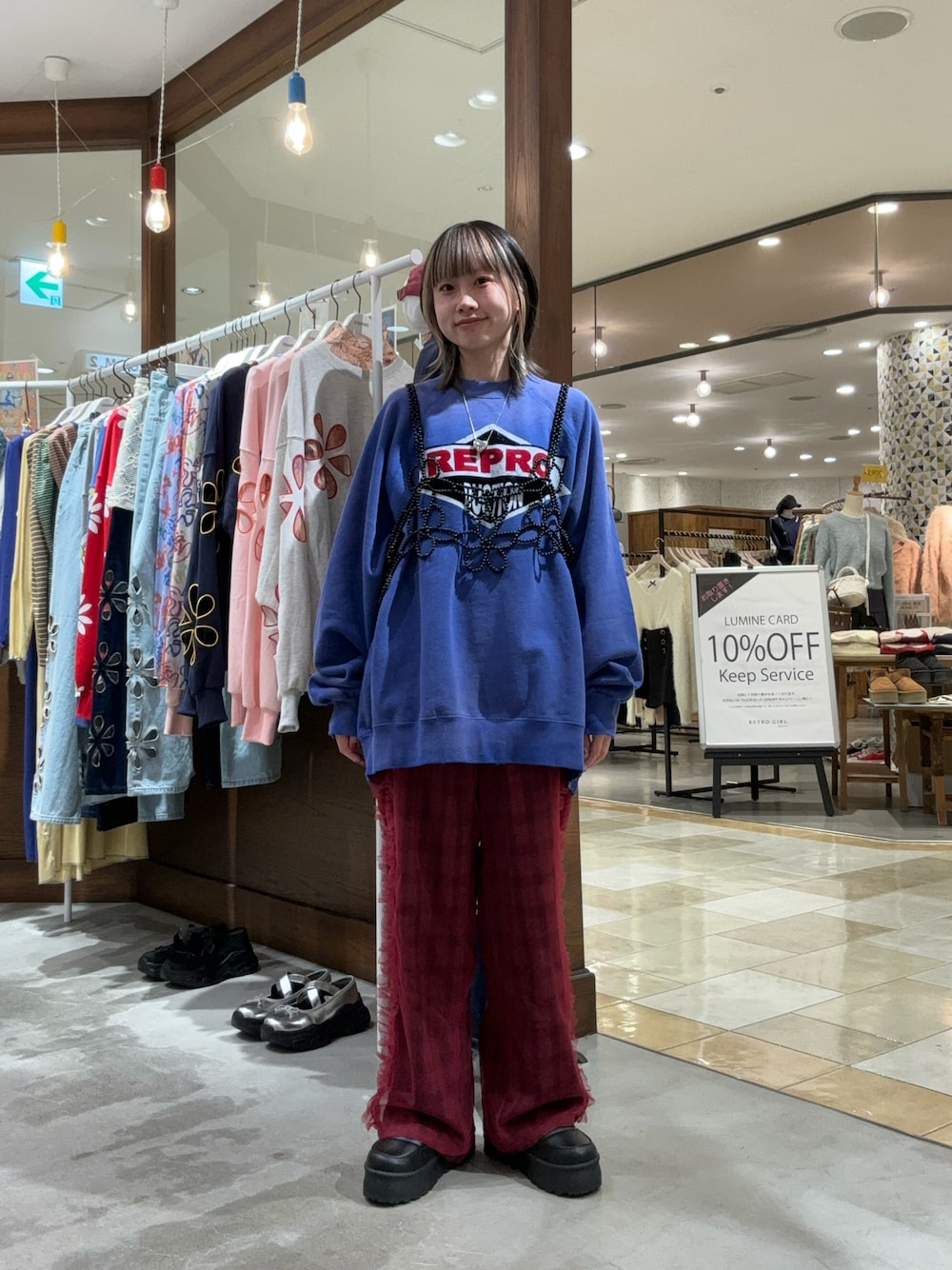ブラック系のTシャツ/カットソー、ブルー系のTシャツ/カットソー、レッド系のその他パンツを着用したレディースの秋コーディネートの1枚目の写真