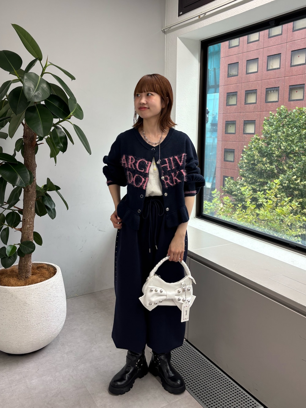 ブルー系のニット/セーター、ブルー系のその他パンツ、ホワイト系のショルダーバッグを着用したレディースの秋コーディネートの1枚目の写真
