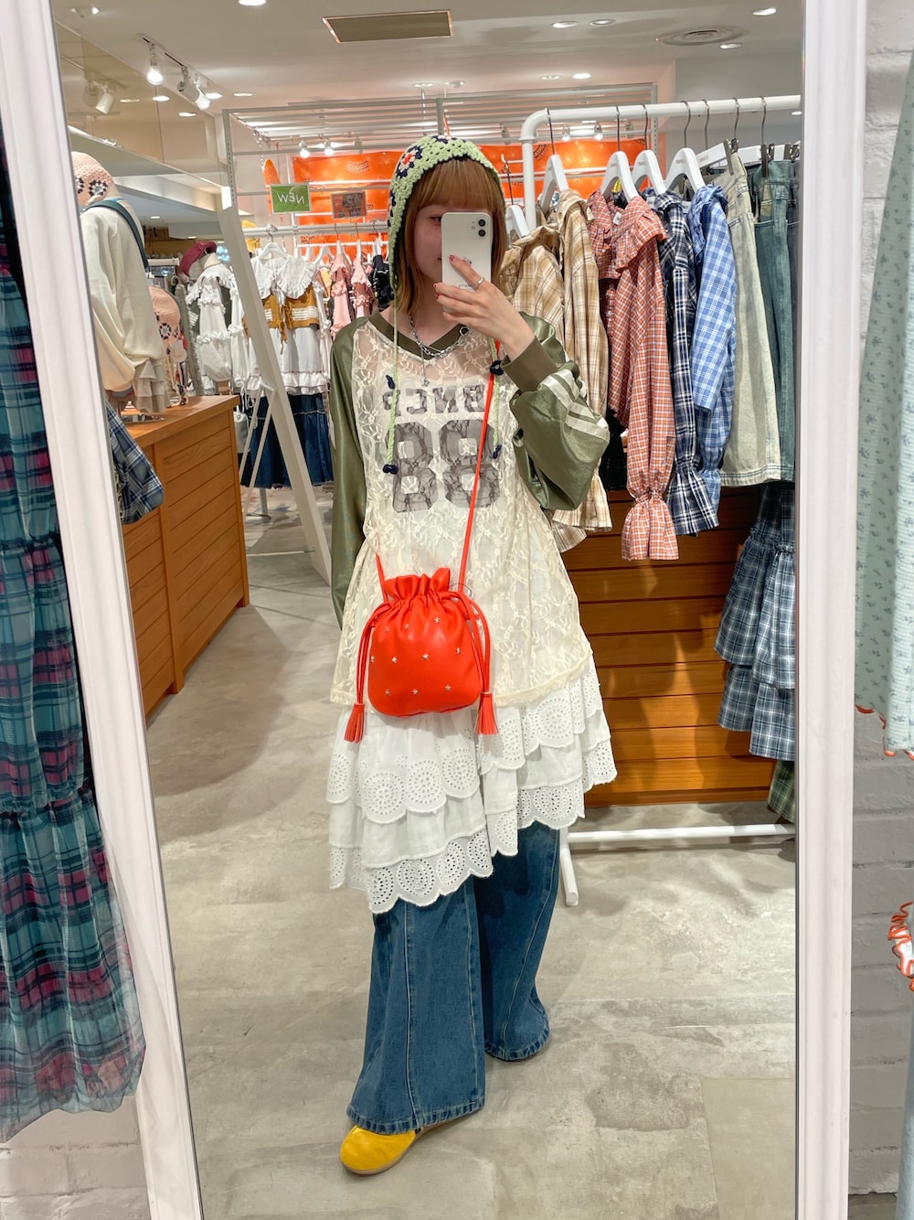 グリーン系のTシャツ/カットソー、レッド系のショルダーバッグ、ホワイト系のスカートを着用したレディースの春コーディネートの1枚目の写真