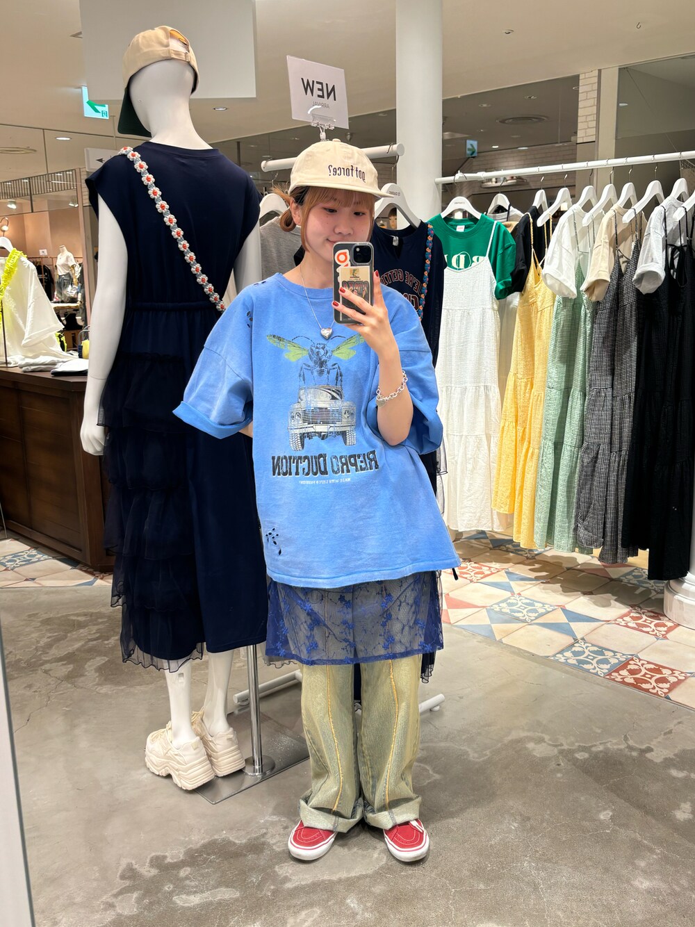 ブルー系のTシャツ/カットソー、ブルー系のワンピース、ブルー系のデニムパンツを着用したレディースの春コーディネートの1枚目の写真