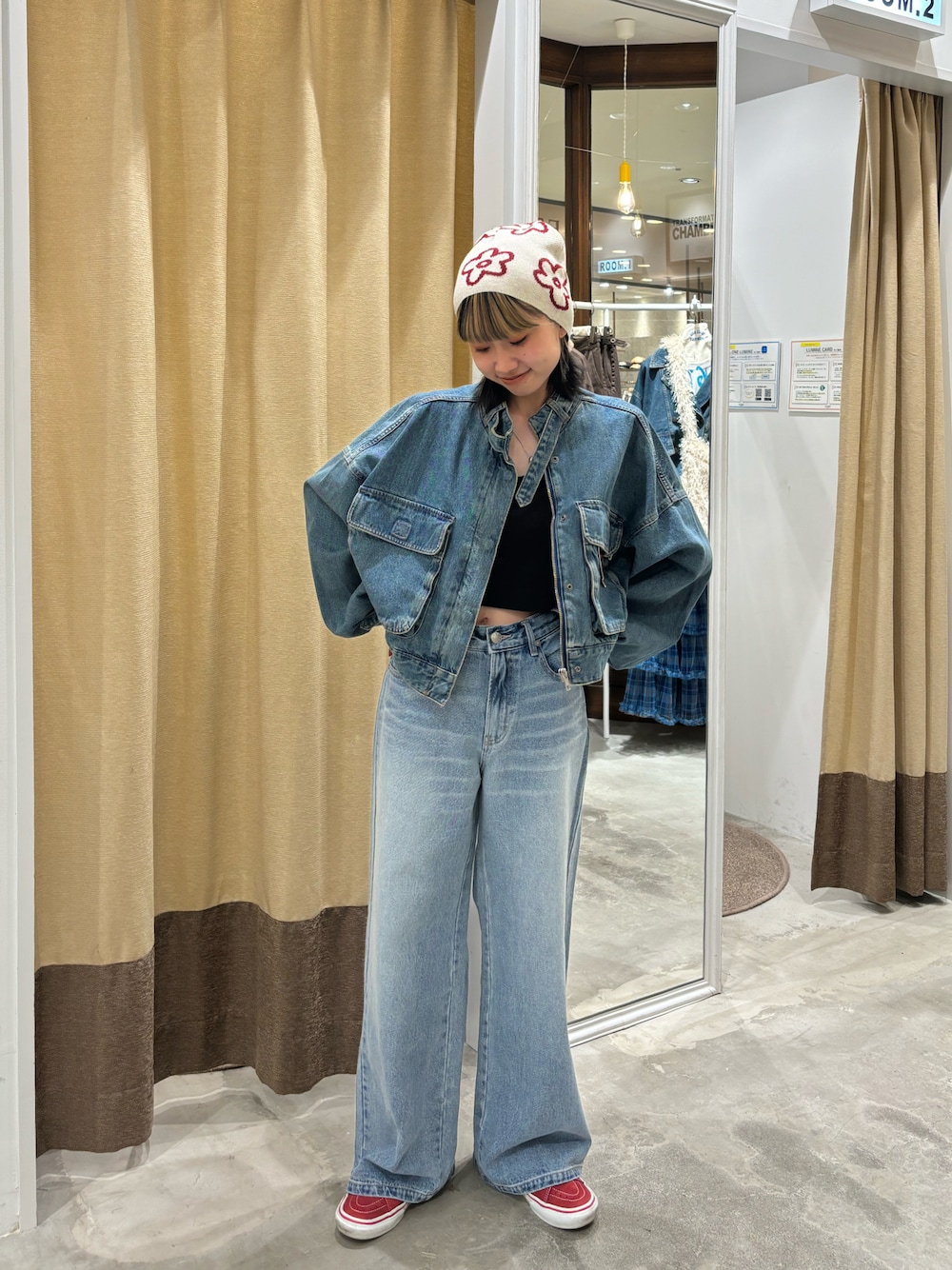 ブルー系のデニムパンツ、ブルー系のジャケット/アウター、ホワイト系のニットキャップ/ビーニーを着用したレディースの秋コーディネートの1枚目の写真