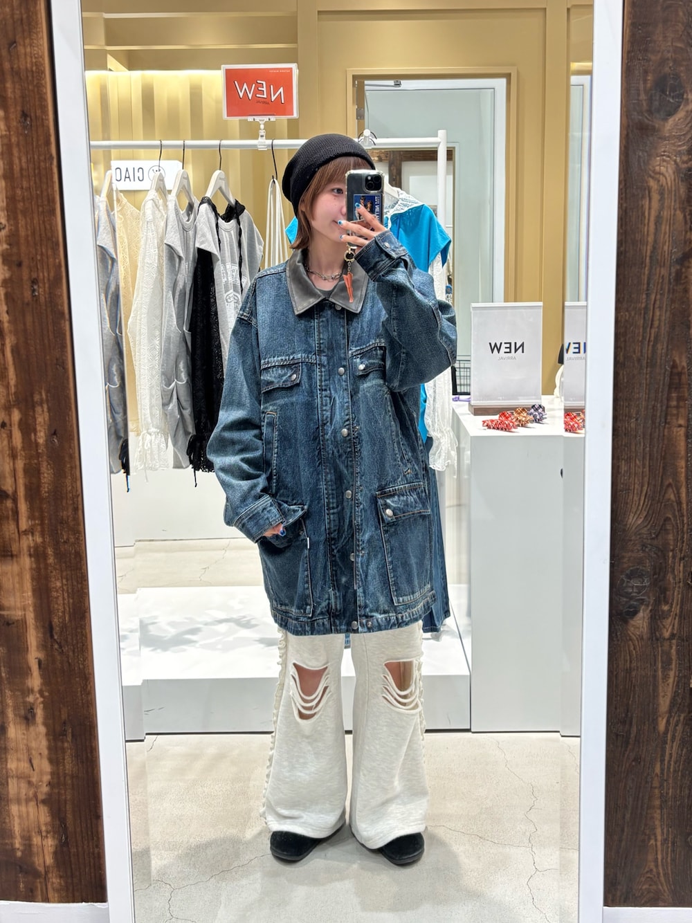 ブルー系のブルゾン、グレー系のその他パンツを着用したレディースの秋コーディネートの1枚目の写真
